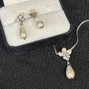 Elegant Pearl and Silver Jewelry Set pierced